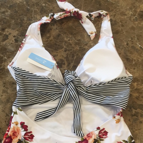 New! CUPSHE Halterneck Back Tie One Piece Floral Swimsuit Beachwear Large - Picture 7 of 10